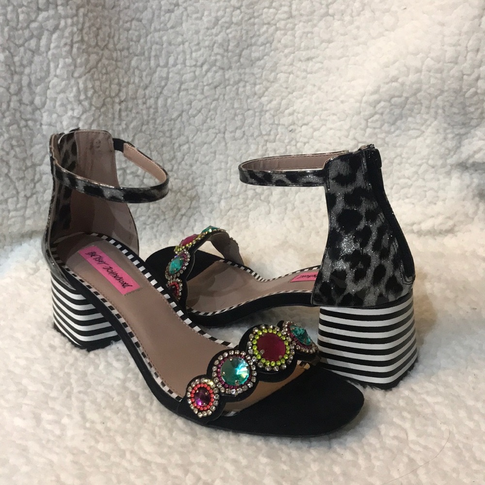 Betsey Johnson Gabie Sandal/Heel in black/multi
